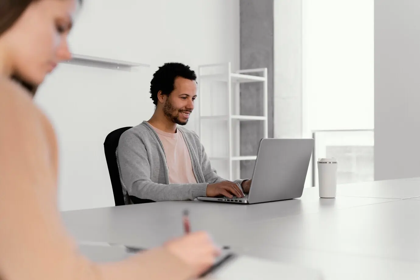 Работающие в компании деловые люди