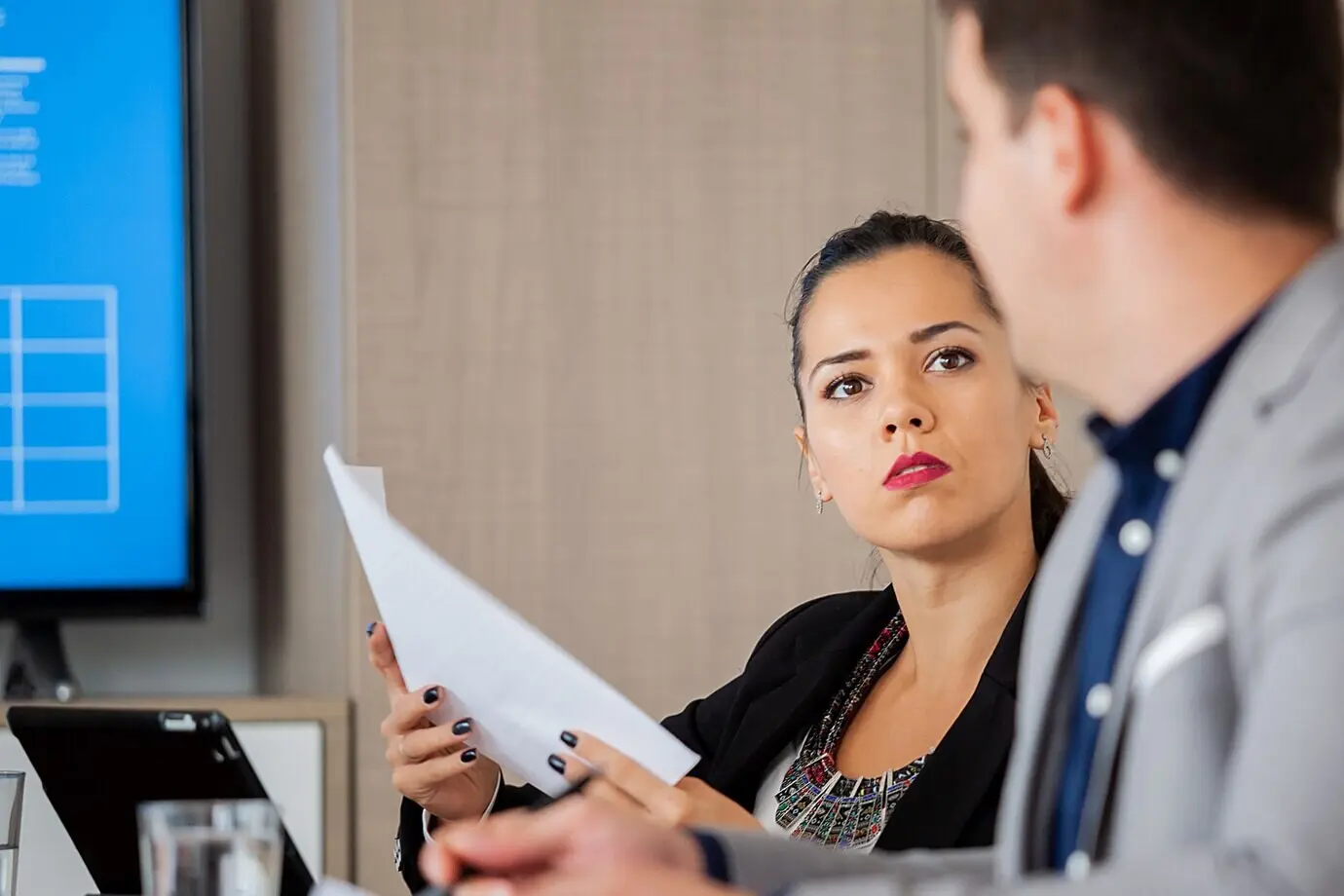 Обдумывают лучший вариант для своего бизнеса. Поступают разумно.