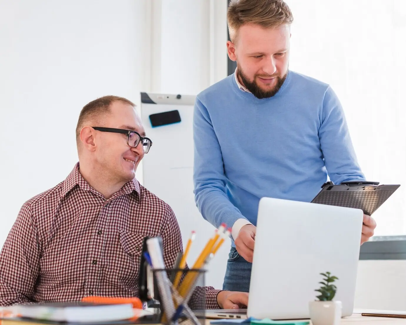 Совместная работа взрослых мужчин в офисе.